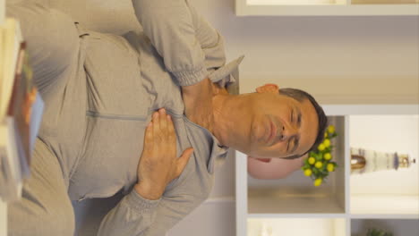 Vertical-video-of-Man-with-chest-pain.